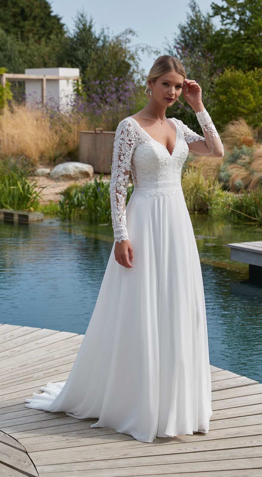20186 Bildhübsches Brautkleid aus einer weichen, zarten Spitze