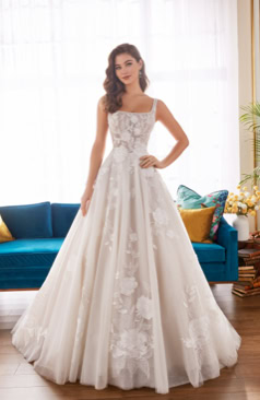 Prinzessinnen Brautkleid mit transparenter Spitzen-Corsage, breiten Trägern und großflächigen floralen Applikationen im glitzernden Tüllrock – FM Braut- und Abendmode Sandkrug bei Oldenburg.