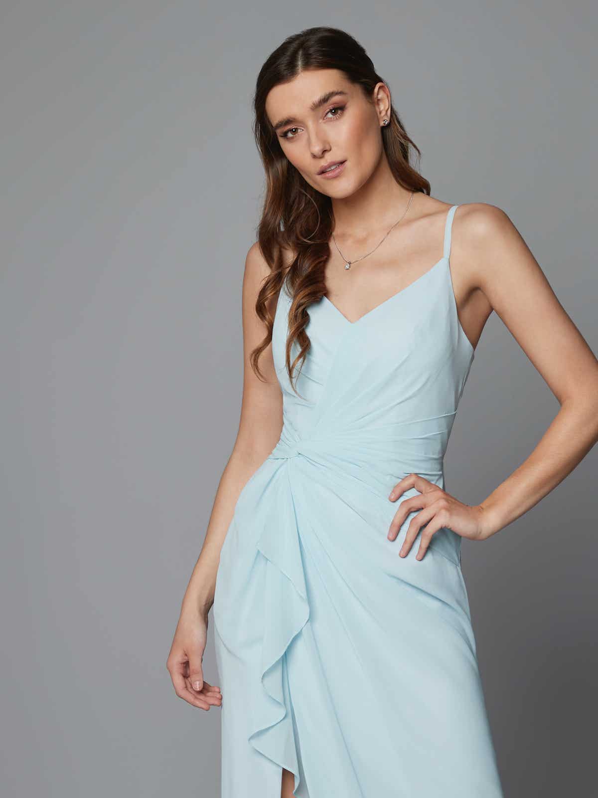 51861 Ein zauberhaftes Abendkleid für viele festliche Anlässe Chiffon-Abendkleid mit gekräuselten Rüschendetails, Spagettiträgern und einem drapiertem Oberteil. Der leichte Rock verfügt über einen Beinschlitz für mehr Leichtigkeit. Perfekt für Festliche Anlässe jeder Art. Dieses und viele weitere wundervolle Abendkleider in vielen weiteren Farben erhältlich. 