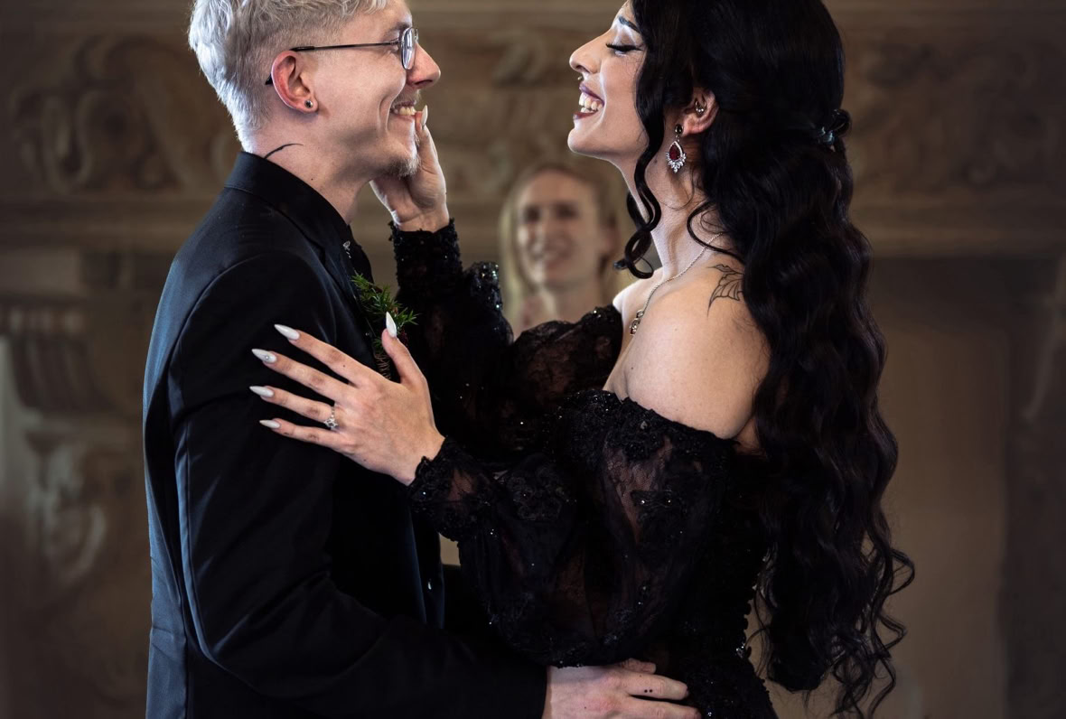 fm brautmode, brautmode oldenburg, moderne brautmode, brautkleider, hochzeitskleid extravagant, brautkleid mit cut outs, brautkleid mit trägern