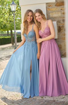 Lange Abendkleider FM52228 in Hellblau und Flieder mit floraler Spitze und Rückenschnürung – erhältlich bei FM Braut- und Abendmode in Sandkrug bei Oldenburg.