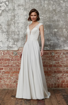 Elegantes Brautkleid FM51739 in Plus Size mit V-Ausschnitt, zartem Spitzenoberteil und fließendem Chiffonrock – erhältlich bei FM Braut- und Abendmode in Sandkrug bei Oldenburg.