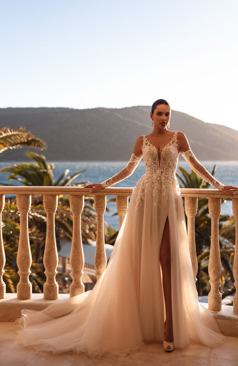 Romantisches A-Linien Brautkleid mit transparenter Blütenspitze, langen Ärmeln und Beinschlitz – modernes Spitzenbrautkleid – FM Braut- und Abendmode Sandkrug bei Oldenburg.