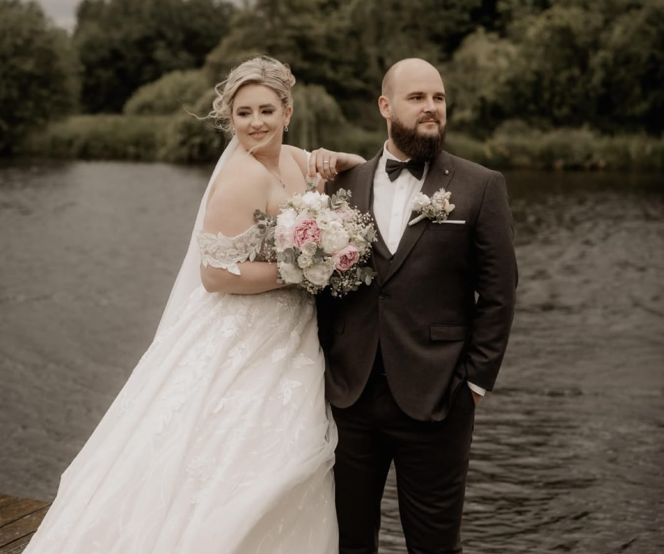 fm brautmode, brautmode oldenburg, moderne brautmode, brautkleider, brautkleid mit beinschlitz, exklusive brautmode, brautkleid mit schleppe