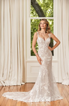 Ein elegantes Brautkleid im Fit and Flare Stil mit wunderschönen perlenbesetzten Muschel-Spitzenapplikationen, die sich im ganzen Kleid wiederfinden. Das Kleid schmeichelt den Bereich der Taille, durch Stretch- Jersey für eine kurvenliebende Silhouette. Die zarte Muschelspitze schmückt die schmalen Schulterträger und den V- Ausschnitt des Brautkleides. Die Spitze verläuft sanft den Rock bis zur Schleppe hinunter zu einem Spitzenfinish. Zu schließen ist das Kleid mit einem Reißverschluss und Knöpfen.