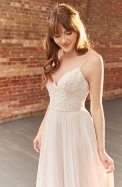 50996 Eine florale A-Linie mit einem tiefen Ausschnitt und transparenten Trägern. 