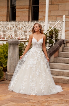 51007 Ein himmlisches Brautkleid aus Tüll und extravaganter Spitze