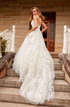 51007 Ein himmlisches Brautkleid aus Tüll und extravaganter Spitze