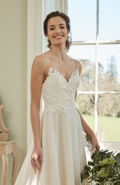 Brautkleid FM51415 in Ivory mit transparentem Spitzenmieder und fließender A-Linie – romantisches Kleid für moderne Bräute bei FM Braut- und Abendmode in Sandkrug bei Oldenburg.