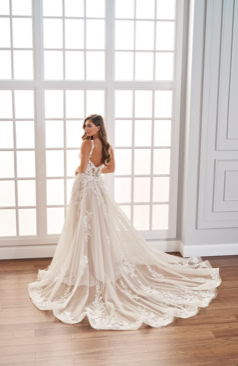 51546 Ein wunderschönes Prinzessinnenkleid mit exklusiven floralen Spitzenverzierungen