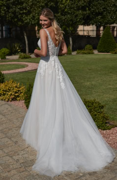 Traumhaftes A-Linien Brautkleid: Romantik trifft Raffinesse