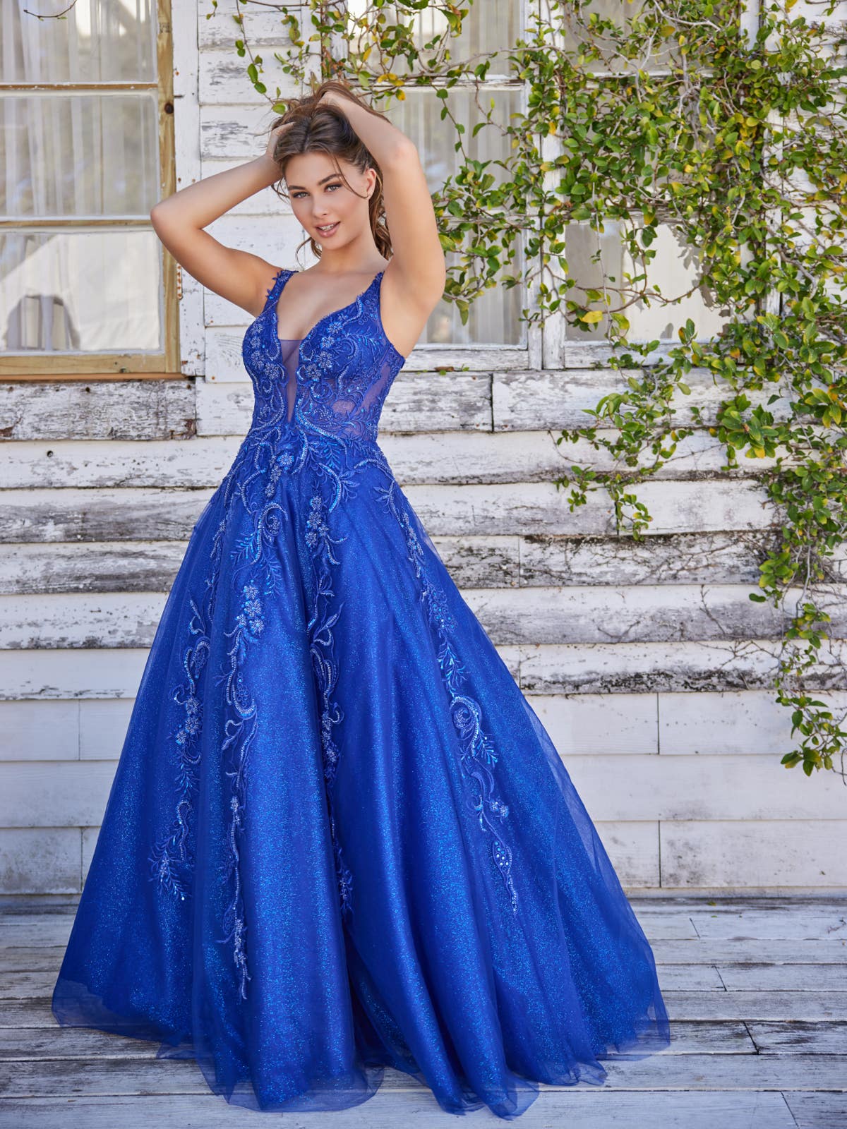 Glamour pur: Ballkleid mit verziertem Rock und Glittertüll