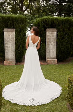 Modernes Brautkleid FM51003 in Ivory mit tiefem V-Ausschnitt, Schlitz und Spitzenoberteil – elegantes A-Linien-Kleid für deine Hochzeit bei FM Braut- und Abendmode in Sandkrug bei Oldenburg.