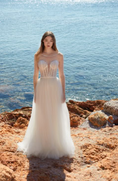 Moderner Braut-Zweiteiler FM51710 mit transparentem Perlen-Top und fließendem Softtüllrock – ein außergewöhnlicher Look für stilbewusste Bräute, die Leichtigkeit und Glamour verbinden möchten. Erhältlich bei FM Braut- und Abendmode in Sandkrug bei Oldenburg.