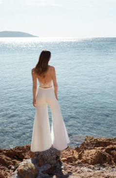 Moderner Braut-Zweiteiler FM51710 mit transparentem Perlen-Top und fließendem Softtüllrock – ein außergewöhnlicher Look für stilbewusste Bräute, die Leichtigkeit und Glamour verbinden möchten. Erhältlich bei FM Braut- und Abendmode in Sandkrug bei Oldenburg.