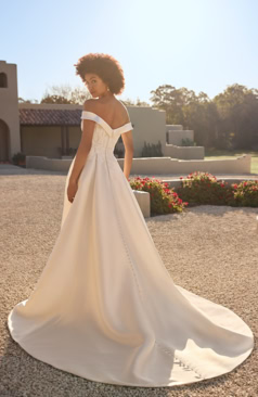 A-Linie Brautkleid mit eleganter Off-Shoulder-Ausschnittlinie, langer Schleppe und durchgehender Knopfleiste im Rücken – FM Braut- und Abendmode Sandkrug bei Oldenburg.