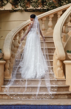 51698 Ein wundervolles 3D Blumen Brautkleid 