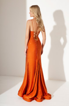 Langes Abendkleid FM51869 in Orange mit Glitzersteinchen und Schlitz – erhältlich bei FM Braut- und Abendmode in Sandkrug bei Oldenburg.