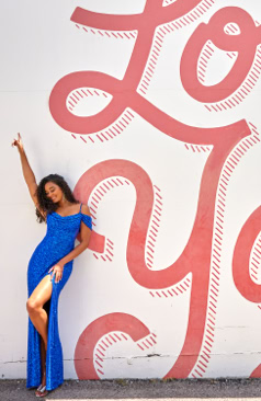 Elegantes Abendkleid FM51973 in funkelndem Königsblau mit zarten Pailletten, schulterfreiem Ausschnitt und hohem Beinschlitz – ein festliches Highlight für Abiball, Gala oder Hochzeit, erhältlich bei FM Braut- und Abendmode in Sandkrug bei Oldenburg.