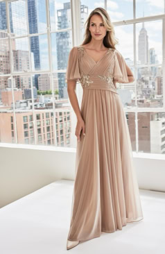 Elegantes Abendkleid FM52283 in zartem Salbeigrün aus fließendem Chiffon mit V-Ausschnitt, zarten Flügelärmeln und floralen Stickereien – erhältlich bei FM Braut- und Abendmode in Sandkrug bei Oldenburg.