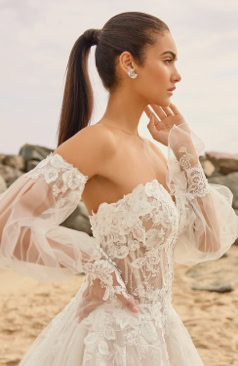 Prinzessinnen-Brautkleid mit transparenter Korsage, floraler Spitze und abnehmbaren Off-Shoulder-Ärmeln – FM Braut- und Abendmode Sandkrug bei Oldenburg.