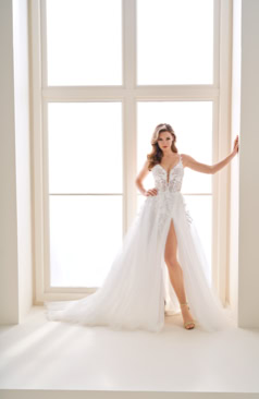 A-Linien Brautkleid mit tiefem V-Ausschnitt, transparenter 3D-Spitze, hohem Beinschlitz und fließender Tüllschleppe – FM Braut- und Abendmode Sandkrug bei Oldenburg.