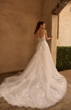 A-Linien-Brautkleid mit transparentem Spitzenrücken, feiner Blütenspitze und fließendem Tüllrock – FM Braut- und Abendmode Sandkrug bei Oldenburg.