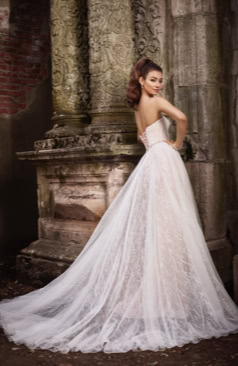 19456 Allover- Spitze, geraffter Tüll und funkelnde Pailletten. Ein wunderschönes leichtes und gleichzeitig verspielte Hochzeitskleid im A- Linien Stil. Der wiederum herzförmige Ausschnitt schmeichelt dem Dekolleté. Die Spitze und die glänzenden Fadenapplikationen verstärken das Strahlen des Kleides. Zudem verfügt das Kleid über einen schönen Corsage, die durch eine Schnürung geschlossen wird. Zusätzlich besitzt das Hochzeitskleid abnehmbare Träger und eine romantische Schleppe.