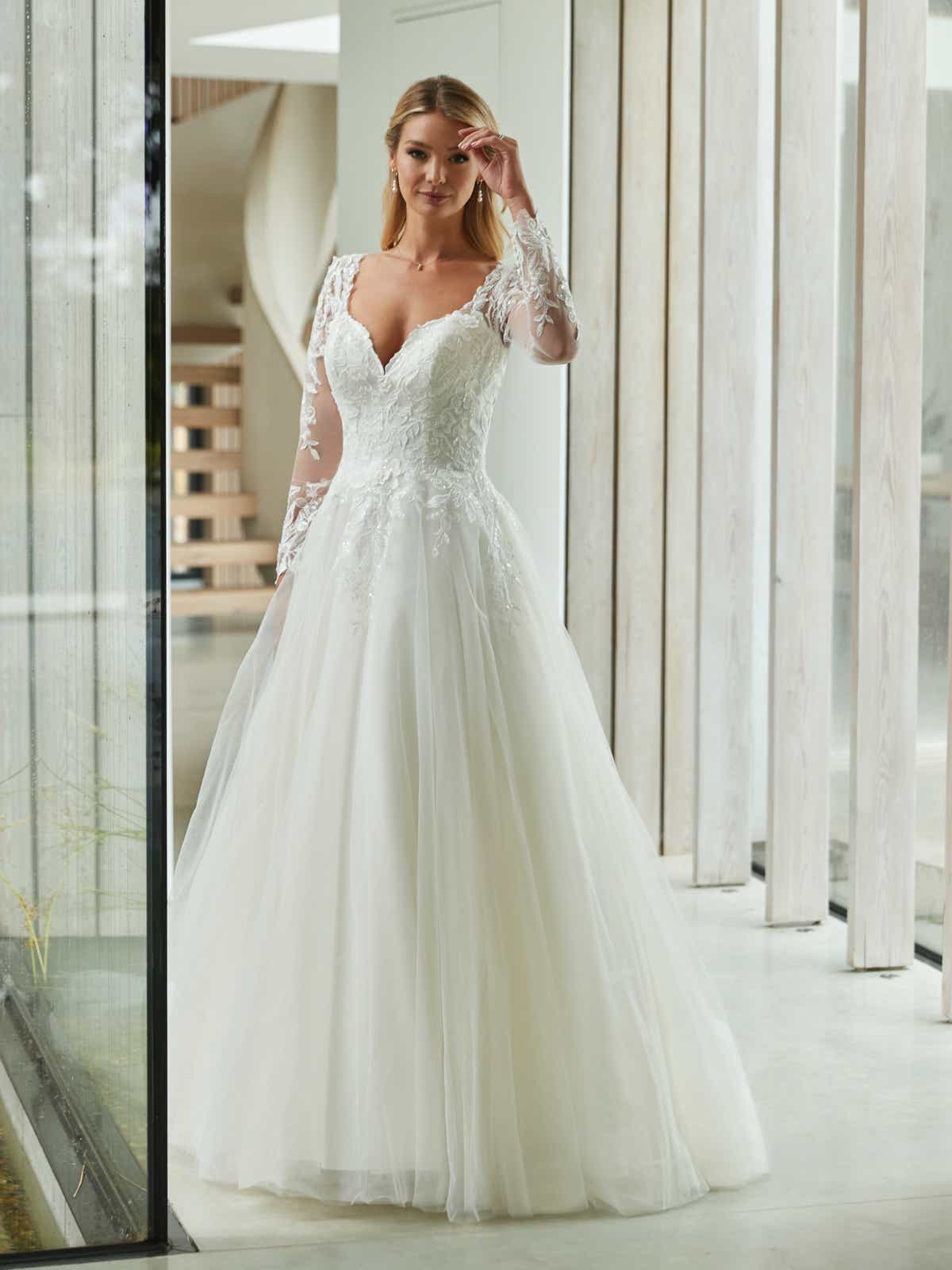 51883 A-Linien-Brautkleid mit langen Spitzenärmeln