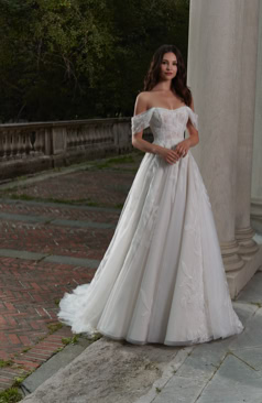 52033 Eleganz in Spitze: Entdecken Sie unser traumhaftes trägerloses Brautkleid 