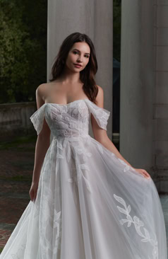 52033 Eleganz in Spitze: Entdecken Sie unser traumhaftes trägerloses Brautkleid 