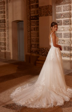 Dieses klassische Kleid mit einem verführerischen Twist eines Schlitzes ist die perfekte Wahl für die moderne Braut, die nach einem Hauch von Sinnlichkeit sucht.