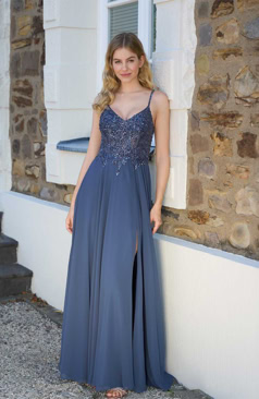 Lange Abendkleider FM52206 in Salbei und Bordeaux mit Spitze und fließendem Chiffonrock – erhältlich bei FM Braut- und Abendmode in Sandkrug bei Oldenburg.