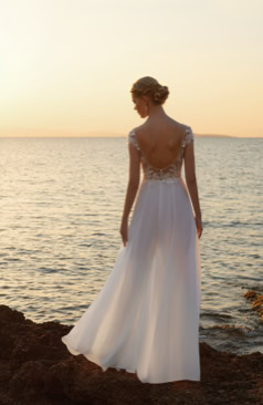 Eleganter Braut-Jumpsuit FM51707 mit feinem Spitzenoberteil und fließender Chiffonhose – moderne Alternative zum Kleid bei FM Braut- und Abendmode in Sandkrug bei Oldenburg.