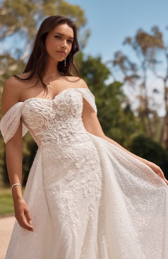 Traumhaftes Brautkleid FM51886 im Prinzessinnenstil mit funkelndem Glitzertüll, Spitzenkorsage und zarten Off-Shoulder-Trägern. Erhältlich bei FM Braut- und Abendmode in Sandkrug bei Oldenburg.