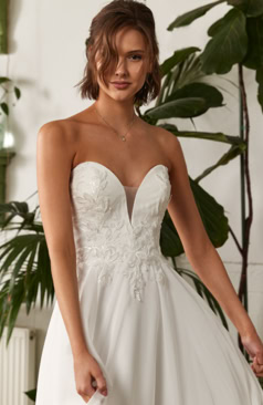 Modernes Brautkleid FM52075 mit schulterfreiem Spitzen-Corsagenoberteil und fließendem Satinrock – ein eleganter, femininer Look für stilvolle Bräute. Erhältlich bei FM Braut- und Abendmode in Sandkrug bei Oldenburg.