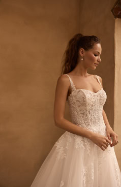 A-Linien-Brautkleid mit transparentem Spitzenrücken, feiner Blütenspitze und fließendem Tüllrock – FM Braut- und Abendmode Sandkrug bei Oldenburg.