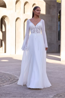Brautkleid FM52243 in Ivory mit romantischem Spitzentop und fließendem Chiffonrock in A-Linie – zartes und elegantes Hochzeitskleid bei FM Braut- und Abendmode in Sandkrug bei Oldenburg.