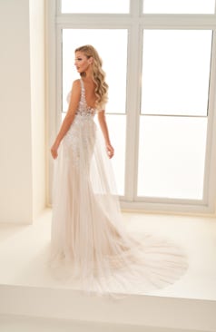 51660 Fit-and-Flare Brautkleid mit einem Überrock