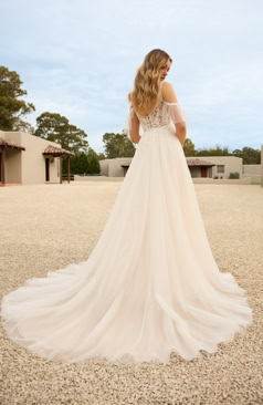 A-Linie Brautkleid mit zarter Spitze, transparentem Rückenteil und feinen Off-Shoulder-Trägern – FM Braut- und Abendmode Sandkrug bei Oldenburg.