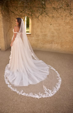 A-Linie Brautkleid mit zarter Off-Shoulder Korsage, eleganten Spitzenapplikationen und fließender Schleppe – FM Braut- und Abendmode Sandkrug bei Oldenburg.