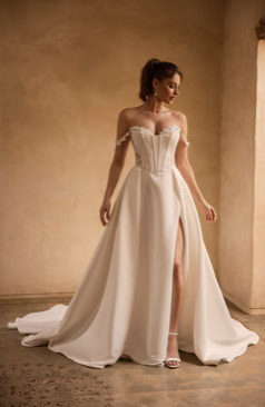 A-Linien Brautkleid mit feiner Spitze, V-Ausschnitt, zarten Cap-Sleeves und transparentem Taillenbereich – FM Braut- und Abendmode Sandkrug bei Oldenburg.