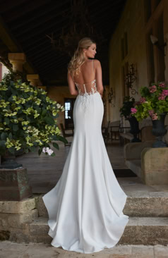 Modernes Brautkleid FM52135 aus Crepe mit feinen Spaghettiträgern, V-Ausschnitt und zarten Spitzenapplikationen an der Taille. Erhältlich bei FM Braut- und Abendmode in Sandkrug bei Oldenburg.