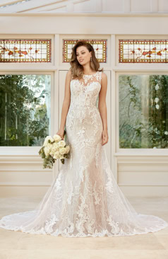 Exklusiv und faszinierend. Ein wunderschönes figurbetontes Hochzeitskleid aus Tüll und Spitze. Das Brautkleid besitzt einen herzförmigen Ausschnitt, der mit einem hochgeschlossenen Illusionausschnitt geschmückt wird. Zudem hat das Kleid einen wundervollen Rücken aus Illusionsspitze. Geschlossen wird das Kleid mit einer Knopfleiste aus im Bereich des Rückens.  Die wundervolle Schleppe ist mit einem romantischen Spitzenabschluss verziert.