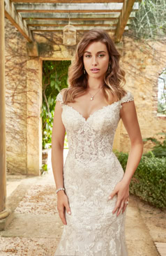 Ein elegantes Fit and Flare Brautkleid, dass aus Stretch- Jersey gefertigt wurde und die Taille wunderschön betont. Das Brautkleid hat einen schulterfreien Ausschnitt und setzt das Dekolleté perfekt in Szene. Außerdem ist das Fit and Flair Kleid reichlich mit perlenbesetzten Spitzenapplikationen versehen. Eine wundervolle Tüll- Schleppe sowie ein Reißverschluss mit Knöpfen schmücken das Brautkleid. 