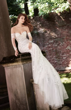 Ein wunderschönes Fit and Flare Kleid. Das halbtransparente Oberteil hat einen atemberaubenden herzförmigen Ausschnitt und eine Knopfleiste im Bereich des Rückens. Perlenbesetzte Spitze finden sich sowohl im Oberteils als auch im Rock wieder. Ein Blickfang ist vor allem auch der Pailletten- und Glitzertüll der im Kleid eingearbeitet ist. Schulterfreie Spitzenärmel mit feinen Kristallperlen sind bei dem Kleid mit enthalten. 