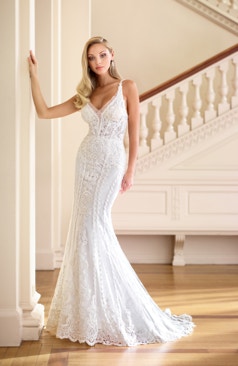 Ein faszinierendes Allover Spitzen Hochzeitskleid im Fit-and-Flare Stil