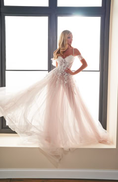 50825 Ein Traum aus Tüll und faszinierenden detailreichen Spitzenapplikationen