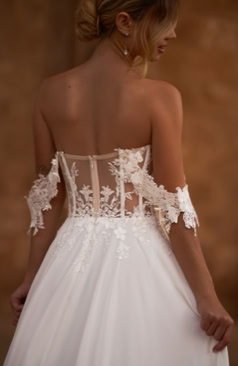 52257 Meerjungfrau-Brautkleid mit Corsagen-Oberteil und langer Spitzen-Schleppe