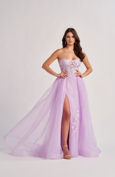 Langes Abendkleid FM52162 in Rosa mit floraler Spitze und Beinschlitz – erhältlich bei FM Braut- und Abendmode in Sandkrug bei Oldenburg.